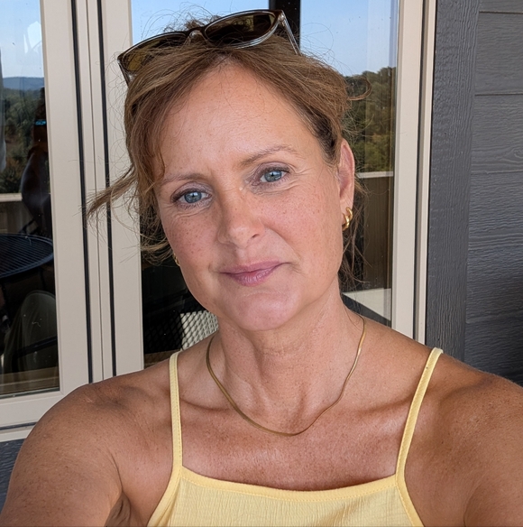 Meet your Posher, Jennifer - Picture 1 of 1